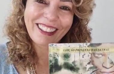 POETA MARY JANE recebe o exemplar da Coletânea “MULHERES BRILHANTES ESCREVEM POESIAS” – Organização Charlan Fialho & Wanda Rop