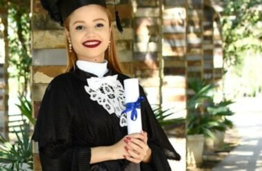 POETISA LÍRIO RELUZENTE: PRIMEIRA COLOCADA NA SELETIVA PARA A COLETÂNEA DE SONETOS ITALIANOS OU PETRARQUIANOS-EDITORA PERSONA